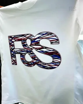 40초 만에 내 브랜드 티셔츠👕🎨 브라더 메이커스 랩에서 브라더 GTX300로❤️ 바로 만들기 #광고 요즘 1인 브랜드와 팝업 현장에서는 주문받은 만큼만 바로 찍어 판매합니다. 브라더코리아가 새로 선보인 의류 프린터 GTX300은 이런 '한 장 단위 제작'에 맞춘 산업용 장비예요. 1. 아이디어가 굿즈가 되는 곳 상담부터 테스트 출력, 도입까지 한곳에서 이어집니다. 2. 직접 원단 고르기 면·캔버스 샘플을 비교하고, 잉크가 선명하게 앉도록 전처리를 거칩니다. 3. 신제품 GTX300 출력과 관리를 모두 기계 앞에서 해 작은 작업실에도 들어가고, 전면 터치 패널로 조작합니다. 4. 40초면 티셔츠 한 장 밝은 원단 기준 약 40초면 출력 끝, 이전 모델보다 밝은 원단은 4초·어두운 원단은 9초 빨라졌습니다. 5. 화면 그대로의 컬러 색상 번짐을 방지하고 백색도를 높여주는 기능으로 화이트 잉크 출력도 선명합니다 6. 면부터 합성 섬유까지 원단에 바로 찍는 DTG와 필름으로 옮기는 DTF를 한 대로 해결합니다. 7. 직접 만든 굿즈 패션앤스타일 로고를 티셔츠에 찍어 봤고, 에코백·모자·스니커즈까지 출력할 수 있어요. 8. 재고 없는 1장 제작 재고 걱정 없이 1장부터 주문형으로 생산합니다. 📍 브라더 메이커스 랩 (경기 고양시 일산동구 고봉로 756) 👕 티셔츠·에코백·모자 등 원하는 원단에 직접 출력 💬 홈페이지·전화 신청 → 1층 상담 → 테스트 출력 (무료) 이미지