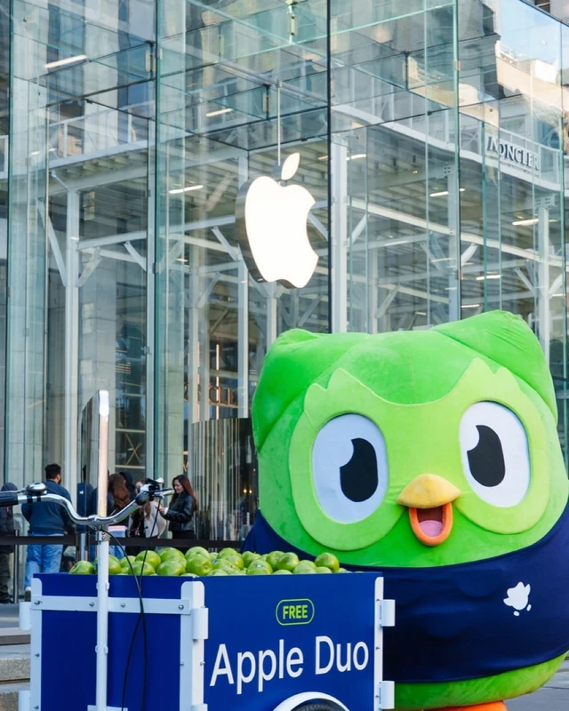 329만원 듀오 말고 공짜 듀오🍏🦉 아이폰 듀오 출시날, 애플 매장 앞 '공짜 사과' 수레 세운 듀오링고 같은 '듀오'인데 한쪽은 329만원, 한쪽은 공짜입니다. 애플 첫 폴더블폰 '아이폰 듀오'가 출시된 23일, 듀오링고(Duolingo)가 애플 매장 앞에서 'FREE Apple Duo' 수레로 진짜 사과를 나눠줬어요. 듀오링고 마스코트 부엉이의 이름도 '듀오(Duo)'입니다. 신제품 이름이 공개되자 "아이폰 속 듀오는 공짜"라고 받아쳤던 농담의 마지막 장입니다. 사과에는 'DO YOUR LESSON(공부해)' 스티커가 붙었습니다. 이미지