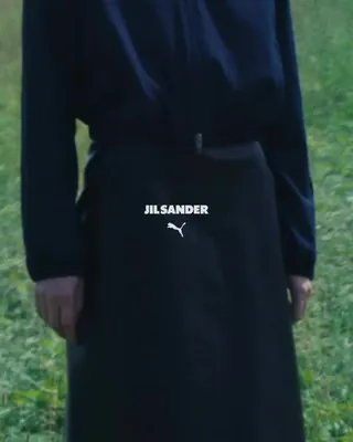 질 샌더의 미니멀리즘, 푸마의 조합👟 이번엔 최초로 레디투웨어 의류까지 론칭 푸마와 질 샌더가 세 번째 협업 컬렉션을 선보입니다. 시모네 벨로티의 지휘 아래 푸마의 스포츠 헤리티지에 질 샌더 특유의 미니멀한 감성을 더했는데요. 블랙과 화이트 가죽으로 재해석한 스피드캣, 히든 레이스 디테일의 스웨이드 스니커즈는 물론, 협업 최초로 의류 라인까지 확장했습니다. 울 소재의 T7 트랙수트도 눈길을 끕니다. 컬렉션은 10월 23일 출시됐으며, 한국에서는 질 샌더 롯데백화점 에비뉴엘 잠실점에서 단독으로 만나볼 수 있습니다. 이미지