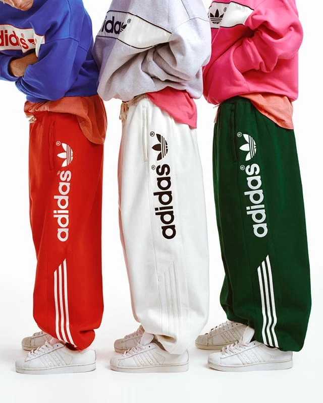 아디다스, 윌리 차바리아🔥
아디다스 오리지널스가 크리에이티브 어드바이저로 함께한 디자이너 윌리 차바리아(Willy Chavarria)와 함께 새로운 라인 ‘아디시그니처(adiSignature)’를 선보였습니다.
1980년대의 대담한 컬러와 여유로운 실루엣을 현대적으로 재해석했는데요. 420g 헤비웨이트 플리스 후디와 와이드 스웻팬츠, 쿼터 집업을 비롯해 아이코닉한 파이어버드와 SST 트랙수트까지 새롭게 탄생했습니다. 컬렉션은 10월 23일 출시됐으며 미국 아디다스 온라인 스토어 등 일부 국가에서 구매할 수 있습니다. 이미지1