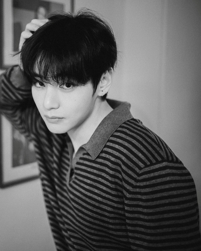 정국의 뷰파인더에 담긴 뷔의 비주얼!📸 💜
최근 라이카 필름 카메라를 구입한 BTS 정국이 직접 카메라에 담아낸 뷔의 사진이 공개됐습니다. 붉은 커튼 앞에서부터 빈티지한 공간까지, 정국의 시선으로 포착한 뷔의 다채로운 순간들. 멤버이기에 담아낼 수 있는 편안하고 특별한 분위기가 눈길을 사로잡습니다. 이미지2
