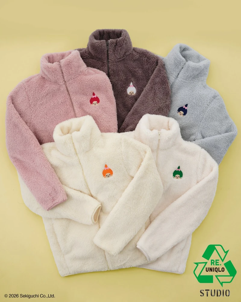 유니클로가 리유니클로 스튜디오(RE.UNIQLO STUDIO)를 통해 ‘몬치치 자수’ 컬렉션을 선보입니다.
몬치치의 다양한 표정과 포즈, 로고 등을 담은 총 14종의 자수 디자인으로 나만의 특별한 아이템을 완성할 수 있는데요. 일부 디자인은 무려 19가지 실 색상 중 선택할 수 있습니다. 새로 구매한 제품은 물론 기존에 소장한 유니클로 의류에도 자수를 새길 수 있다는 사실! 해당 컬렉션은 유니클로 명동점, 롯데월드몰점, 동성로점에서 만나볼 수 있는 있는데요. 귀여운 몬치치로 평범한 옷에 특별함을 더해보세요. 이미지2