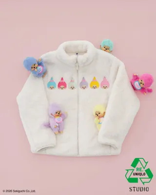 유니클로가 리유니클로 스튜디오(RE.UNIQLO STUDIO)를 통해 ‘몬치치 자수’ 컬렉션을 선보입니다. 몬치치의 다양한 표정과 포즈, 로고 등을 담은 총 14종의 자수 디자인으로 나만의 특별한 아이템을 완성할 수 있는데요. 일부 디자인은 무려 19가지 실 색상 중 선택할 수 있습니다. 새로 구매한 제품은 물론 기존에 소장한 유니클로 의류에도 자수를 새길 수 있다는 사실! 해당 컬렉션은 유니클로 명동점, 롯데월드몰점, 동성로점에서 만나볼 수 있는 있는데요. 귀여운 몬치치로 평범한 옷에 특별함을 더해보세요. 이미지