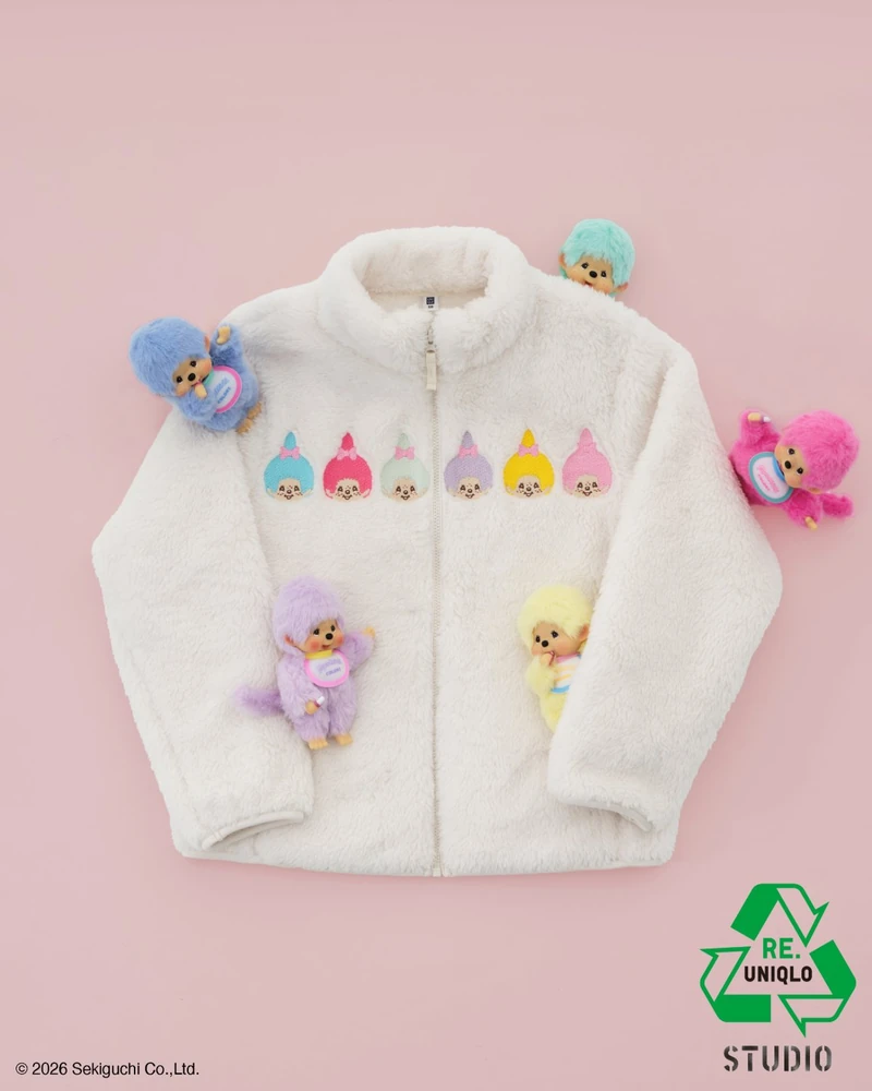 유니클로가 리유니클로 스튜디오(RE.UNIQLO STUDIO)를 통해 ‘몬치치 자수’ 컬렉션을 선보입니다.
몬치치의 다양한 표정과 포즈, 로고 등을 담은 총 14종의 자수 디자인으로 나만의 특별한 아이템을 완성할 수 있는데요. 일부 디자인은 무려 19가지 실 색상 중 선택할 수 있습니다. 새로 구매한 제품은 물론 기존에 소장한 유니클로 의류에도 자수를 새길 수 있다는 사실! 해당 컬렉션은 유니클로 명동점, 롯데월드몰점, 동성로점에서 만나볼 수 있는 있는데요. 귀여운 몬치치로 평범한 옷에 특별함을 더해보세요. 이미지1