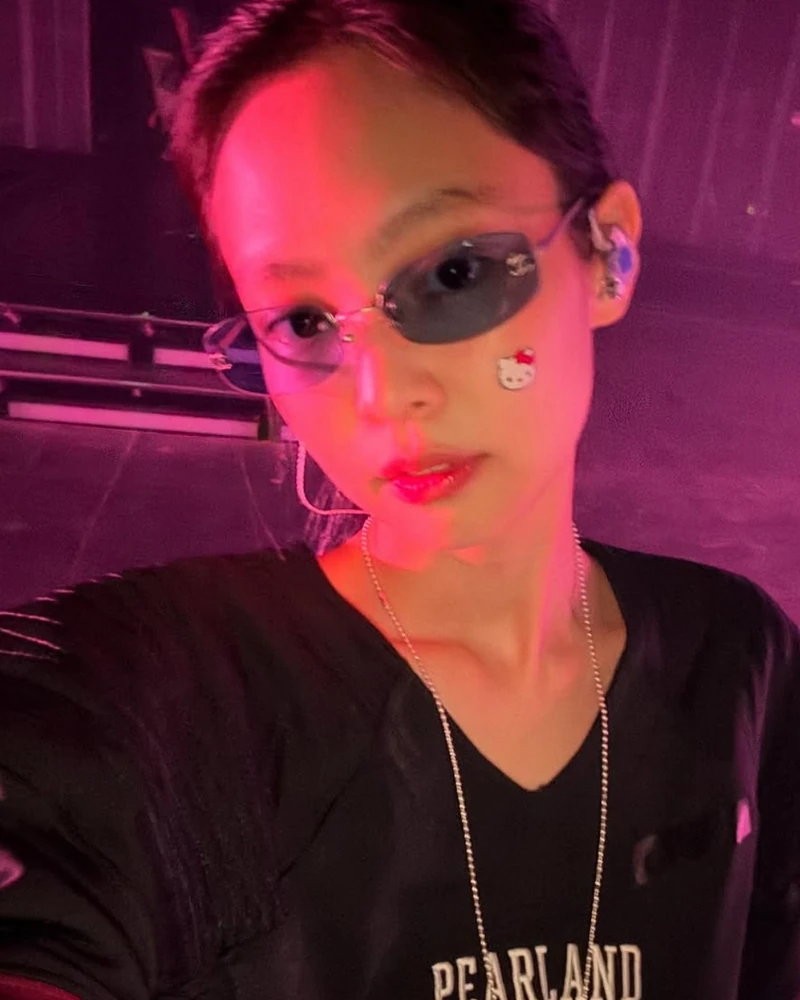 제니템 부활🩷'헬로키티 여드름패치'
4종 키티의 랜덤 한정판😻🤍 심쿵 블라인드 재출시합니다!
작년 제니 얼굴 위 귀여운 헬로키티를 기억하시나요? 항상 다양한 콜라보로 인기있는 패치 브랜드 스타페이스(Starface)가 다시 한 번 헬로키티와 함께한 ‘빅 헬로키티 미스터리 컴팩트’가 더욱 새롭게 돌아왔습니다.
스타페이스 최초로 블라인드 박스 형태로 출시된 이번 컬렉션은 4가지 스페셜 키티 디자인 중 1종이 랜덤으로 들어있어요. 귀여운 전용 케이스 안에 매칭되는 32매의 패치가 알차게 담겨 있어 언박싱하는 재미까지 쏠쏠해보입니다.
100% 하이드로콜로이드 성분으로 스타일링 포인트는 물론 진정 효과까지 똑똑하게 챙길 수 있죠. 가격은 16.99달러로, 아쉽게도 국내 정식 판매 전이라 해외 직구로 만나볼 수 있습니다. 이미지1