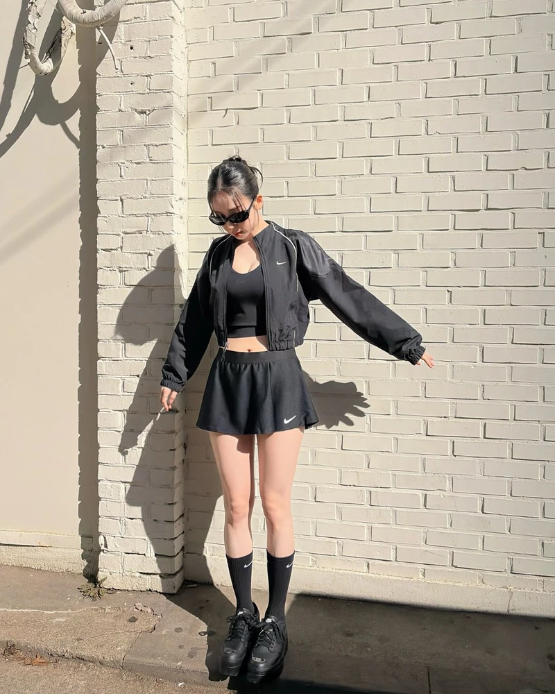 카리나 롱다리 비법, 이거였어??🫢🖤
지민언니 일상 찐템으로 자주 등장하는 워커?🪽'나이키 에어조던'!
카리나가 요즘 워커처럼 신는 신발은 나이키 '에어 조던 1 브루클린 로우 V3'예요. 블랙 티셔츠에 블랙 미니스커트를 맞춘 애슬레저 룩, 바람막이에 쇼츠를 매치한 스포티 룩 모두 이 한 켤레로 끝냈죠.
올블랙 착장이라 신발이 먼저 눈에 들어오고, 짧은 하의와 통굽이 만나 다리 라인까지 길어 보입니다.
워커 같은 무드의 비밀은 풀그레인 가죽과 약 6cm 청키 플랫폼이에요. 뒤꿈치엔 나이키 에어를 넣었고, 힐 쪽 다이아몬드 장식 안에 점프맨 로고를 새겼습니다.
• 나이키 에어조던 브루클린 로우 V3 - 블랙, 19만 원대 이미지2