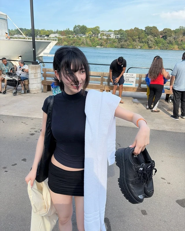 카리나 롱다리 비법, 이거였어??🫢🖤 지민언니 일상 찐템으로 자주 등장하는 워커?🪽'나이키 에어조던'! 카리나가 요즘 워커처럼 신는 신발은 나이키 '에어 조던 1 브루클린 로우 V3'예요. 블랙 티셔츠에 블랙 미니스커트를 맞춘 애슬레저 룩, 바람막이에 쇼츠를 매치한 스포티 룩 모두 이 한 켤레로 끝냈죠. 올블랙 착장이라 신발이 먼저 눈에 들어오고, 짧은 하의와 통굽이 만나 다리 라인까지 길어 보입니다. 워커 같은 무드의 비밀은 풀그레인 가죽과 약 6cm 청키 플랫폼이에요. 뒤꿈치엔 나이키 에어를 넣었고, 힐 쪽 다이아몬드 장식 안에 점프맨 로고를 새겼습니다. • 나이키 에어조던 브루클린 로우 V3 - 블랙, 19만 원대 이미지