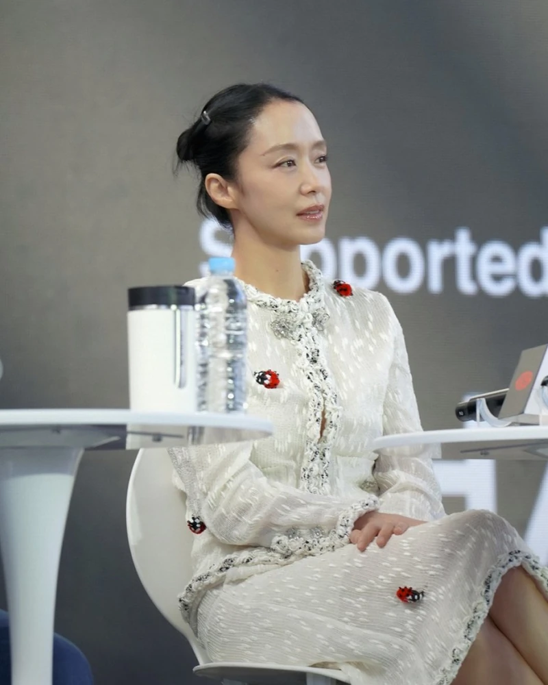 한국 배우 최초 오스카 여우주연상 후보 탄생할까요? 🏆🇰🇷
전도연이 이창동 감독의 넷플릭스 신작 '가능한 사랑'으로 미국 아카데미 시상식 여우주연상 후보에 오를 가능성이 제기됐습니다. 미국 연예 전문매체 할리우드 리포터는 전도연의 연기 경력을 집중 조명하며, "한국인 최초로 아카데미 여우주연상 후보에 오를 수 있다"고 극찬했습니다.
특히 해고노동자의 아내 미옥 역을 맡은 그녀의 연기에 대해 "미옥을 전도연이 아닌 다른 이가 연기하는 것을 상상하기 어렵다"며 극찬을 아끼지 않았습니다. 로튼 토마토 지수 100%를 기록하며 작품성까지 인정받은 '가능한 사랑'. 윤여정 배우의 여우조연상에 이어 또 한 번의 오스카 낭보가 전해질지 귀추가 주목됩니다. 이미지1