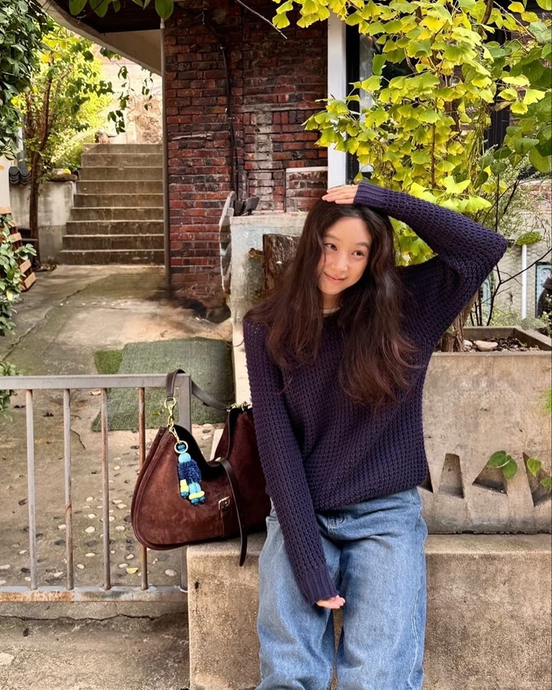 블랙, 브라운 대신 '보라색' 니트🧶.🍇
가을의 공식 같았던 브라운과 버건디 대신 보라색이 떠오르고 있습니다
올해 퍼플은 라벤더처럼 부드러운 색상부터 로열 퍼플, 플럼, 바이올렛까지 폭넓게 등장하고 있습니다. 특히 니트와 가디건은 일상에서 퍼플코어를 시도하기 좋은 아이템으로 주목받고 있습니다.
보라색 니트는 블랙과 매치하면 시크하게, 브라운이나 버건디와 조합하면 우아하게 연출할 수 있죠. 올가을에는 브라운 니트 대신 보라색 니트를 선택해 보는 건 어떨까요?
이미지1