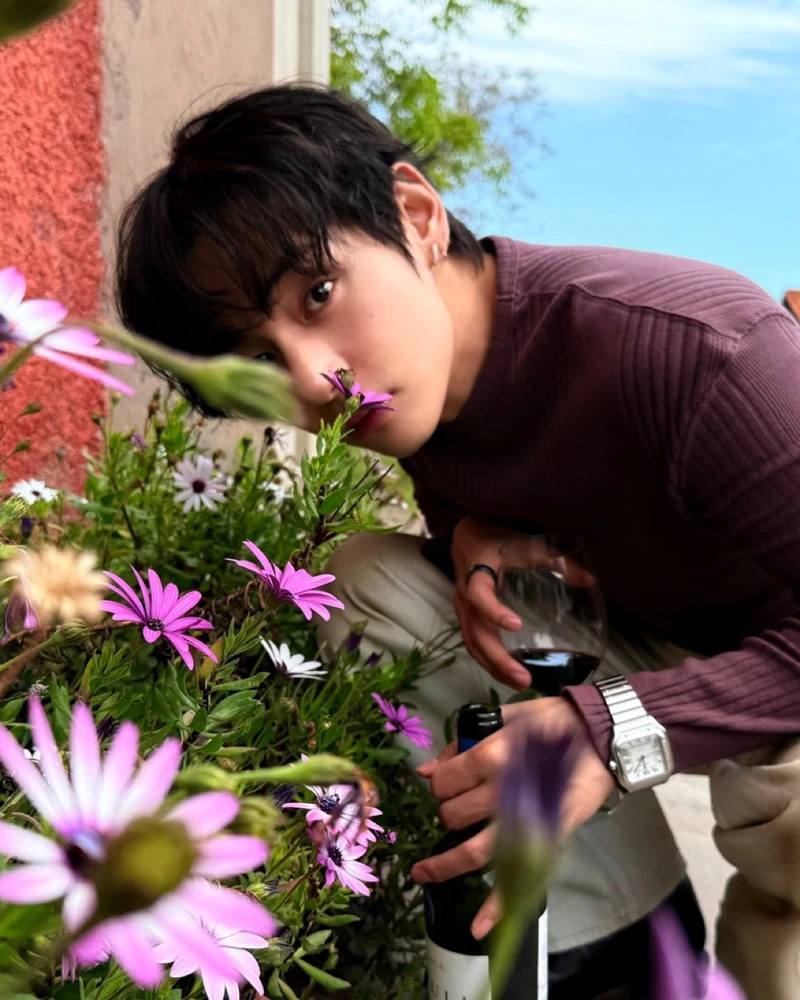 뷔가 마신 와인, 또 품절 대란🍷
방탄소년단(BTS) 뷔가 칠레 와이너리에서 마신 와인이 공식 판매처에서 품절됐습니다. 해당 와인은 ‘비냐 아퀴타니아, 라줄리 카베르네 소비뇽’으로 한국 공식 판매처 3곳 등 온라인 플랫폼에서도 모두 동이 났습니다. 한국에서는 벌써 2개월 후 재입고 예정으로 예약 판매까지 받고 있다고 하네요. 이미지2