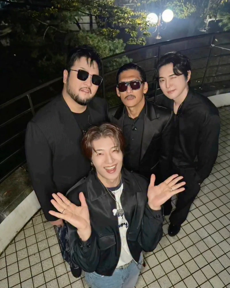 이 정도면 컴백 각 아닌가요?🩵🖤
지오디, 가을 무대 비주얼 공개, 12년째 기다리는 '정규 9집'
신사가 돌아왔습니다. 지오디(god)가 24일 'KT 보야지 페스티벌' 무대에 올랐습니다. 박준형은 올백 머리에 콧수염, 블랙 새틴 수트로 등장했고, 직접 올린 영상에는 '신사의 품격'을 깔았어요.
무대 뒤에서는 김태우, 윤계상, 손호영과 블랙 톤으로 맞춰 입고 'g' 포즈를 만들었습니다. "울꼬맹쓰들 봐서 넘즐거워쓰~"라는 인사도 남겼습니다.
마지막 정규 앨범은 2014년 8집입니다. 그래도 지난해 연말 공연에는 약 4만 명이 모였습니다. 비주얼도 팬도 준비는 끝났습니다. 남은 건 신곡입니다. 이미지2