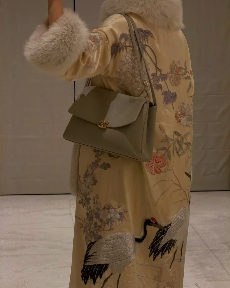 동양풍 자수 트렌드🦩🎋자꾸 눈에 띈다..
런던 라이징 브랜드 '코너 아이브스'🇬🇧 동양 패턴에 퍼 시어링 실크로브
대표 절친 켄달 제너와 헤일리 비버가 동시에 선택한 브랜드. 바로 런던 기반의 신예 브랜드 코너 아이브스(ConnerIves) 제품입니다.
코너 아이브스는 향수를 자극하는 ‘뉴 아메리카나(New Americana)’ 무드와 모던한 페미닌함을 위트 있게 풀어내는 게 특징. 특히 컬렉션 원단의 약 75%를 재고 소재로 재활용해 지속가능한 패션을 보여주는 의상들로 주목받는 브랜드죠.
최근에는 화려한 퍼 디테일과 자카드의 ‘오페라 코트’를 현대적으로 재해석해 26 뉴욕패션위크에서도 패션계의 기대를 한몸에 받았는데요. 이 화려한 아우터를 물 빠진 데님 팬츠와 심플한 탑에 심플하게 걸쳐 입는 것이 코너 아이브스 룩의 핵심 포인트!
올가을 가장 힙한 여자들이 찜한 코너 아이브스의 감각적인 컬렉션을 지금 확인해 보세요. 이미지2
