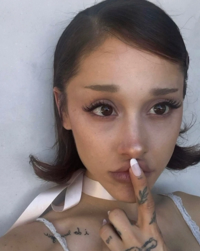 숏컷으로 동시 등장🖤🩷아리와 빌리
턱선부터 쇄골 라인까지💇🏻♀️ 손민수하고 싶어지는 가을 단발 헤어 스타일링
아리아나 그란데와 빌리 아일리시가 지난 22일, 불과 10분 차이로 나란히 단발 변신을 공개했어요.
아리아나는 시그니처 포니테일을 내려놓고, 턱선에 맞춘 초콜릿 브라운 보브 끝을 바깥으로 뒤집어 레트로하게 마무리했습니다. 빌리는 턱선 바로 아래로 떨어지는 라이트 오번 컬러에 층을 거칠게 낸 레이어드 보브를 골랐죠.
여기에 젠데이아, 엠마 체임벌린까지 연이어 단발 스타일을 소화하며 '단발 주가'가 최고치를 경신하는 중이에요. 같은 단발도 끝을 뒤집으면 레트로하게, 층을 내면 자연스럽게 무드가 갈립니다. 이미지1