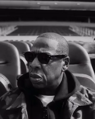 제이지(JAY-Z)가 2027년 슈퍼볼 하프타임 쇼의 헤드라이너로 나섭니다.🏈🔥
NFL과 애플 뮤직, 로크 네이션은 제이지가 2027년 2월 14일 미국 캘리포니아주 소파이 스타디움에서 열리는 슈퍼볼 LXI 하프타임 쇼의 주인공이라고 발표했습니다.
2019년부터 하프타임 쇼 제작에 참여해 온 제이지가 직접 무대에 오르는 것은 이번이 처음인데요. 힙합의 아이콘이 선보일 역사적인 공연에 전 세계 음악 팬들의 기대가 모이고 있습니다. 이미지