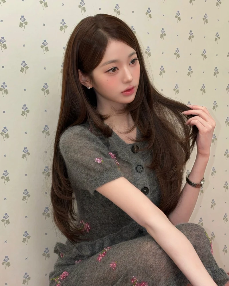 장원영과 김지원🩶🩷슈슈통 드레스
헤어스타일 하나로 달라진 두 사람의 청순함🎀
두 스타의 아이텡은 회색 니트 바탕에 핑크 꽃 자수와 레이스 트림 디테일이 돋보이는 슈슈통(SHUSHUTONG)의 반팔 니트 원피스였습니다.
포근한 모헤어 텍스처와 아기자기하게 놓인 핑크 꽃의 조합이 키치하면서도 전형적인 러블리 무드를 부각해줘요.
장원영은 내추럴하게 늘어뜨린 긴 머리에 매치해 특유의 사랑스러운 청순무드를 연출한 반면, 김지원은 깔끔한 단발머리와 함께 한층 단정하고 세련된 청순미를 선보였습니다.💖
• 슈슈통 Knit Short Sleeve Dress With Lace Edging 이미지2