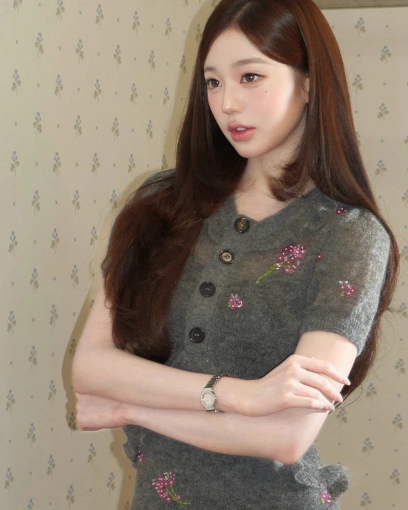 장원영과 김지원🩶🩷슈슈통 드레스
헤어스타일 하나로 달라진 두 사람의 청순함🎀
두 스타의 아이텡은 회색 니트 바탕에 핑크 꽃 자수와 레이스 트림 디테일이 돋보이는 슈슈통(SHUSHUTONG)의 반팔 니트 원피스였습니다.
포근한 모헤어 텍스처와 아기자기하게 놓인 핑크 꽃의 조합이 키치하면서도 전형적인 러블리 무드를 부각해줘요.
장원영은 내추럴하게 늘어뜨린 긴 머리에 매치해 특유의 사랑스러운 청순무드를 연출한 반면, 김지원은 깔끔한 단발머리와 함께 한층 단정하고 세련된 청순미를 선보였습니다.💖
• 슈슈통 Knit Short Sleeve Dress With Lace Edging 이미지1