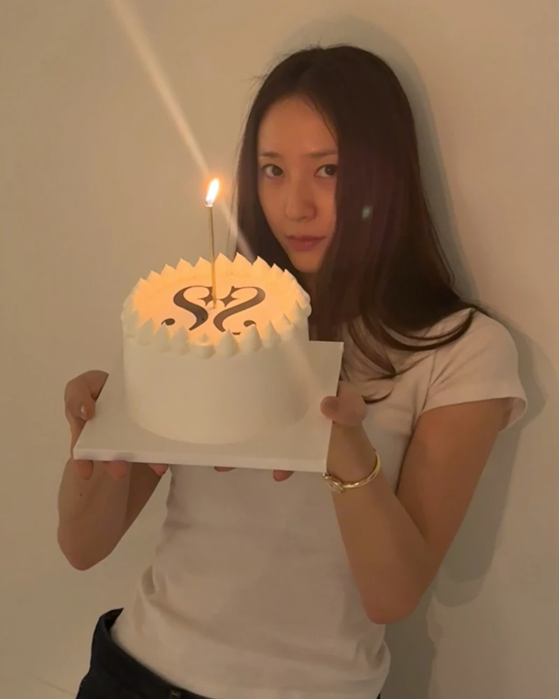 긴팔 & 반팔 화이트🤍 같은 브랜드
크리스탈 '픽' 기본 화이트티는 5~7만 원대로👕✨ 사복핏 완성템이에요
화려하게 꾸미지 않고 핏 예쁜 기본 화이트 티셔츠 하나만 입어도 시크함 뽐내는 크리스탈! 그녀가 생일파티 룩으로 선택해 눈길을 끈 화이트 티셔츠는 모두 포니테일(PONYTAIL)의 제품이었습니다.
여유로운 분위기를 더해주는 브이넥 긴팔과, 몸에 정갈하게 딱 떨어지는 라운드 반팔티까지 둘 다 힘을 뺀 베이직한 디자인이지만 고급스럽고 세련된 핏을 자랑하죠.
원래 디테일 화려한 옷보다 핏 예쁜 기본 티 찾는 게 제일 어려운 거 다들 아시죠? 몸 선을 예쁘게 잡아주는 기본 티라 컬러별, 길이별로 종류대로 쟁여두고 싶어요.🤍
• 포니테일 소프트 핏 티셔츠, 5만 원대
• 포니테일 Banny 브이넥 티셔츠, 7만 원대 이미지1