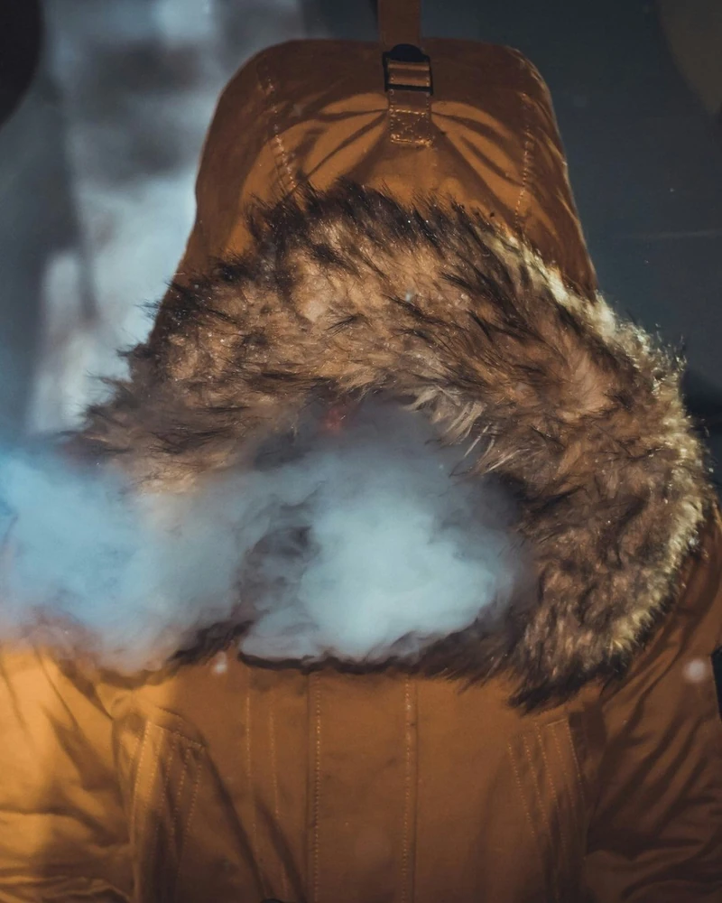 급격히 떨어지는 기온 🥶 출근길 단단히 입으세요!
오늘(27일) 밤 9시를 기해 전국 내륙과 산지 대부분 지역에 한파주의보가 발효됩니다. 북서쪽에서 찬 공기가 남하하면서 내일(28일) 아침 기온은 오늘보다 5도에서 10도가량 큰 폭으로 떨어질 전망입니다.
수요일인 내일 아침 최저기온은 영하 2도에서 영상 7도로 예상되며, 경기 북동부와 강원 내륙·산지, 충북, 일부 남부 내륙에서는 영하권으로 내려가는 곳이 있겠습니다. 내륙 곳곳에는 얼음이 얼거나 서리가 내리는 곳도 있어 농작물 관리에도 주의가 필요합니다.
서해안과 남해안, 제주 등에는 강풍주의보도 발효된 상태입니다. 갑자기 찾아온 추위에 건강 잃지 않도록 따뜻한 겉옷 꼭 챙기세요. 이미지1