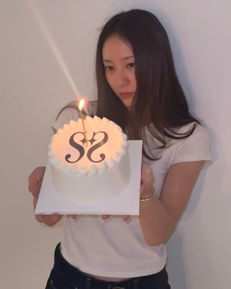 긴팔 & 반팔 화이트🤍 같은 브랜드
크리스탈 '픽' 기본 화이트티는 5~7만 원대로👕✨ 사복핏 완성템이에요
화려하게 꾸미지 않고 핏 예쁜 기본 화이트 티셔츠 하나만 입어도 시크함 뽐내는 크리스탈! 그녀가 생일파티 룩으로 선택해 눈길을 끈 화이트 티셔츠는 모두 포니테일(PONYTAIL)의 제품이었습니다.
여유로운 분위기를 더해주는 브이넥 긴팔과, 몸에 정갈하게 딱 떨어지는 라운드 반팔티까지 둘 다 힘을 뺀 베이직한 디자인이지만 고급스럽고 세련된 핏을 자랑하죠.
원래 디테일 화려한 옷보다 핏 예쁜 기본 티 찾는 게 제일 어려운 거 다들 아시죠? 몸 선을 예쁘게 잡아주는 기본 티라 컬러별, 길이별로 종류대로 쟁여두고 싶어요.🤍
• 포니테일 소프트 핏 티셔츠, 5만 원대
• 포니테일 Banny 브이넥 티셔츠, 7만 원대 이미지2