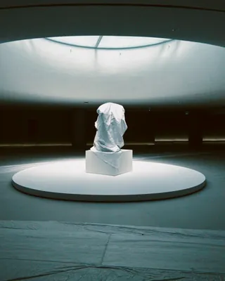 퐁피두 두번째 전시 공개🖼️ 바로 샤갈
11월에는 퐁피두센터 한화 약속을 잡아야 합니다🎆
개관전이었던 피카소의 큐비즘 전시 열기를 이어받아, 퐁피두센터 한화가 두 번째 대형 기획전으로 샤갈을 선보입니다.
2026년 11월 24일부터 열리는 《샤갈, 너머의 여정》에서는 프랑스 퐁피두센터가 소장한 샤갈의 대표 원화들과 귀한 아카이브 작품들이 서울로 건너와 전시될 예정인데요. 입체파의 실험적인 언어를 다뤘던 피카소전에 이어, 이번 샤갈전은 몽환적인 색채와 시적 환상을 강조한 서정적 모더니즘으로 관객들에게 따뜻한 영감을 선사할 예정입니다.
난해한 현대미술의 문턱을 낮추고 연말연시의 낭만을 가득 담아낼 이번 전시. 퐁피두센터의 샤갈 명작들과 함께할 올겨울 여의도 데이트 코스로 꼭 저장해 두세요.
• 전시명 : 《샤갈, 너머의 여정 (Chagall, Ever Crossing)》
• 일시 : 2026.11.24 – 2027.03.28
• 장소 : 퐁피두센터 한화 1전시실 이미지