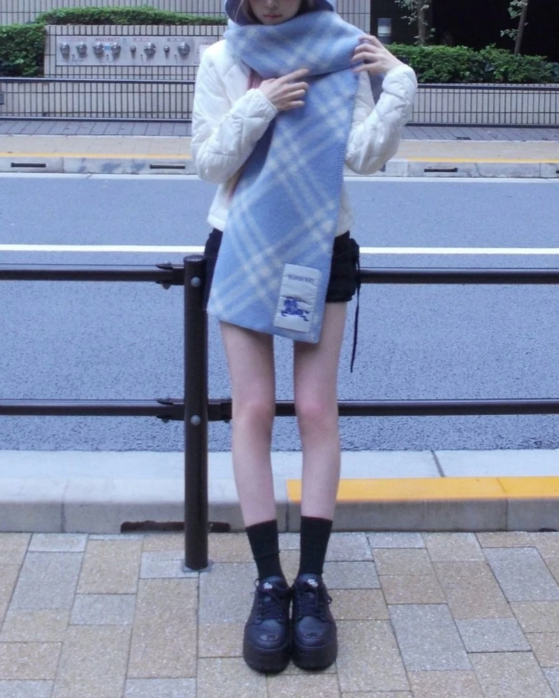 내가 작은 이유, 이거 없어서였나..?🤤
롱다리 만드는 비법 이거 였구만!!🐈⬛💛 나이키 버전 청키 플랫폼
최근 다시 떠오르는 나이키 에어조던 브루클린 로우 운동화입니다. 워커 같은 청키 플랫폼 느낌에 편안한 에어쿠션으로 카리나부터 미야오, 하츠투하츠 멤버들까지 일상 코디에서 활용하는 아이템이죠.
미야오 나린은 머플러와 퀼팅자켓 그리고 숏팬츠를 코디할 때 블랙 양말과 함께 매치해 롱다리 느낌을 더 살렸어요.
특히 하츠투하츠 멤버들이 3명이 모두 각자 스타일로 코디했습니다. 이안은 데저트 카모 컬러와 데님으로 코디를 했고, 주은, 유하는 아이코닉 하트 안무를 추면서 블랙을 신었습니다. 안무 연습 때도 신을 정도면 쿠셔닝은 확실하겠죠?
• 나이키 에어 조던 1 브루클린 로우 V3 - 블랙, 19만원 대
• 나이키 에어 조던 1 브루클린 로우 라탄 데저트 카모, 18만 원대 이미지2