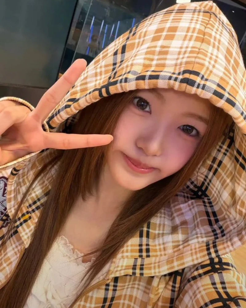 아이찡💛상큼함 터지는 첫 출근 룩
비비안 웨스트우드 셋업에 유한왕 러플탑 얹은🐥🤨 러블리 스타일
요즘 최고 인기 A2O Lite의 아이찡은 클래식한 타탄체크가 돋보이는 비비안 웨스트우드(Vivienne Westwood) 크롭 후디와 스커트 셋업으로 상큼한 라인을 잡았는데요.
여기에 이너로는 로맨틱한 프릴과 리본 디테일이 살아있는 유한왕(Yuhan Wang) 러플 탑을 매치해 한층 더 페미닌하고 러블리한 무드를 더했습니다.
화이트 양말에 볼드한 로퍼까지 레이어드해 클래식과 프레피 감성을 자유자재로 넘나든 아이찡! 앞으로도 다양한 스타일링 기다리고 있을게요.
• 비비안 웨스트우드 - 탠 레오 후디
• 비비안 웨스트우드 - 탠 치어리더 미니 스커트
• 유한왕- 러플 니트 탑 이미지1