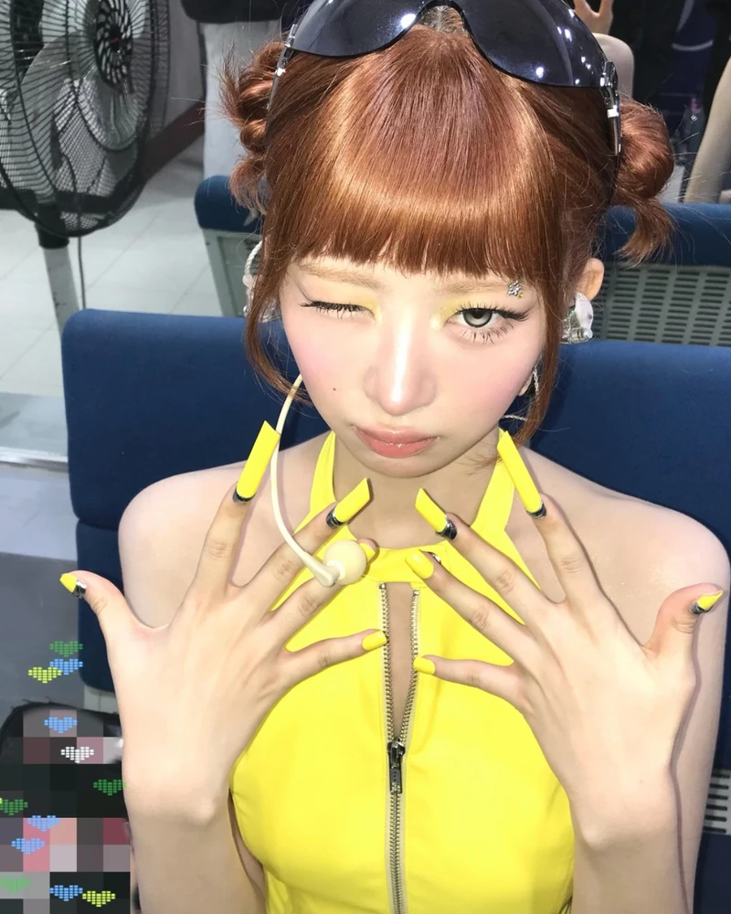 아이브의 유니크 립스틱 쉐입 네일💅
립스틱 모양을 네일로 한다?💄💪 아이브 히어로즈 네일 알려드려요!
'누구나 자기 삶의 주인공이자 히어로가 될 수 있다'는 메시지와 함께 압도적 자신감을 담아낸 아이브(IVE)의 신곡 'Looks Can Kill'
만화책을 연상시키는 그래픽과 비주얼 콘텐츠 속에서 단연 시선을 사로잡은 건 멤버 단체로 연출한 립스틱 쉐입의 네일이었는데요.
새 립스틱처럼 손톱 끝이 사선으로 마감된 형태로, 좌우 대칭인 일반적인 쉐입과 달리 과감한 비대칭 라인이 매력적인 포인트입니다.
특유의 날카롭고 유니크한 쉐입이 아이브의 강렬한 개성과 키치한 색감을 손끝까지 완벽하게 완성해 줬죠. 다음 네일은 립스틱 쉐입 어때요? 이미지2