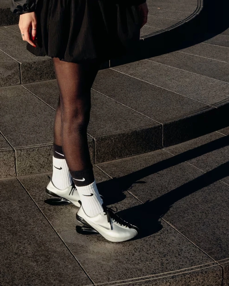 운동화와 하이힐의 특별한 만남👠👟
2026년 패션계에서 주목받는 ‘스니커 힐(Sneaker Heels)’이 더욱 과감한 디자인으로 돌아왔는데요.
나이키는 2004년 아카이브 모델을 재해석한 ‘오볼로 2.0’을 공개했으며, 컨버스와 바케라는 스케이트화에 낮은 굽을 더한 ‘VX-1 힐’을 선보였습니다. 라코스테 역시 2027 봄 컬렉션에서 테니스공을 굽에 활용한 ACE-T1 스니커즈를 선보이며 독창적인 디자인으로 시선을 사로잡았습니다.
스포티함과 우아함을 결합한 스니커 힐, 과연 새로운 슈즈 트렌드로 자리 잡을까요? 이미지2