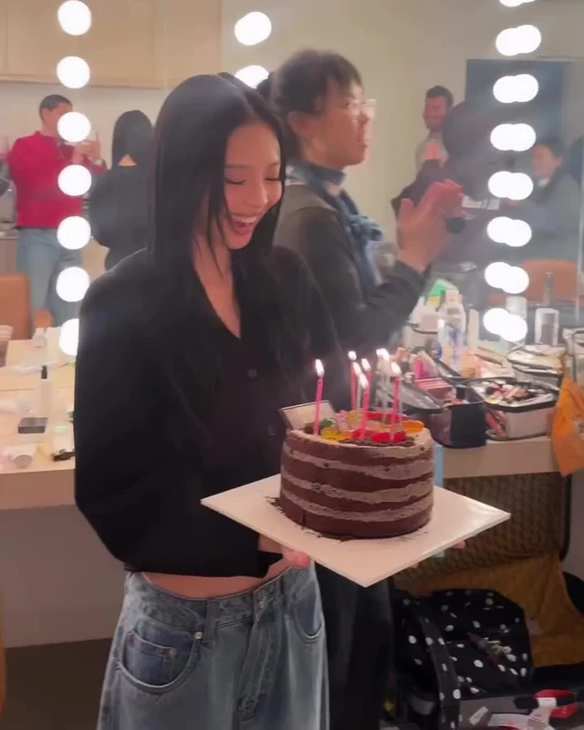 스타일리스트 샘 울프 생일 축하🎂 멧 갈라 룩 만든 사람, 제니가 케이크 들고 축하 준비🖤💙 제니가 스타일리스트 샘 울프(Sam Woolf)의 생일 케이크를 직접 들었어요. 헤어 스타일리스트 글렌 코코 오로페자(Glen Coco Oropeza)와 메이크업 팀까지 대기실에 모였고, 샘 울프는 케이크를 든 제니 옆에서 장난스럽게 입술을 내밀었죠. 샘 울프는 코첼라와 멧 갈라 무대까지 제니의 주요 룩을 맡아온 스타일리스트입니다. 이날 제니는 블랙 크롭 톱에 연청 로우라이즈 와이드 데님을 코디해 편안한 대기실 룩으로 연출했어요. 이미지