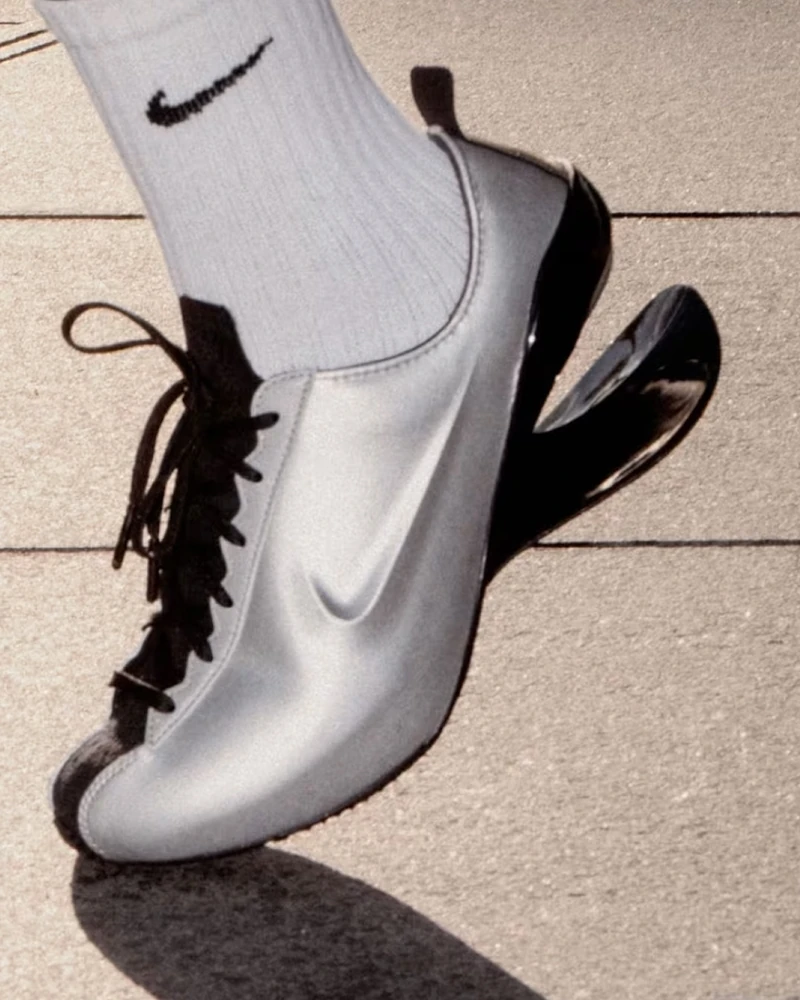운동화와 하이힐의 특별한 만남👠👟
2026년 패션계에서 주목받는 ‘스니커 힐(Sneaker Heels)’이 더욱 과감한 디자인으로 돌아왔는데요.
나이키는 2004년 아카이브 모델을 재해석한 ‘오볼로 2.0’을 공개했으며, 컨버스와 바케라는 스케이트화에 낮은 굽을 더한 ‘VX-1 힐’을 선보였습니다. 라코스테 역시 2027 봄 컬렉션에서 테니스공을 굽에 활용한 ACE-T1 스니커즈를 선보이며 독창적인 디자인으로 시선을 사로잡았습니다.
스포티함과 우아함을 결합한 스니커 힐, 과연 새로운 슈즈 트렌드로 자리 잡을까요? 이미지1