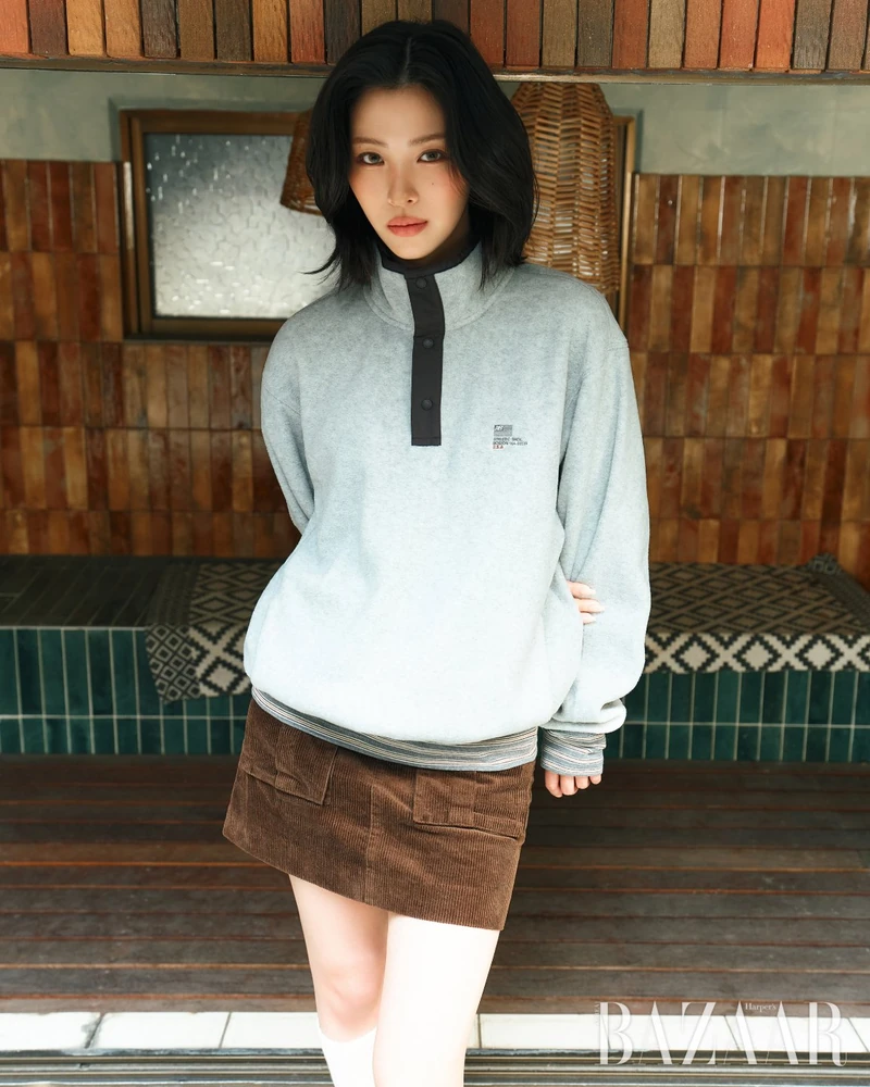 류진의 뉴발 다운무드🩵💛 추가해
뉴발란스 플라잉 다운 제대로 말아준🔥 멋진 언니 코디 화보 #광고
있지(ITZY) 류진이 뉴발란스와 <하퍼스 바자>가 함께한 플라잉 77 캠페인 입니다. 애쉬블루 다운엔 카고 팬츠를 매치해 무심한 듯 시크하게, 버터 옐로우 다운엔 쇼츠와 니삭스를 코디해 청초하게 반전을 줬죠.
두 다운 모두 구스다운을 채워 가볍고 따뜻한 데다 방풍·발수 기능까지 갖췄습니다. 유니는 넉넉한 후드형, 우먼스는 기장을 짧게 잡았어요.
플라잉 에어로히트 플리스 아노락엔 코듀로이 미니스커트를 매치했어요. 다운 안에 레이어드하면 류진처럼 보이시와 걸리시를 오가는 겨울 코디가 완성됩니다.
뉴발란스 x 류진 화보:
• UNI 플라잉77 슈퍼라이트 후드형 헤비 구스다운, 39만 원대
• WOMEN 플라잉 77 후드형 헤비다운, 35만 원대
• UNI 플라잉 AEROHEAT 플리스 아노락, 12만 원대 이미지2