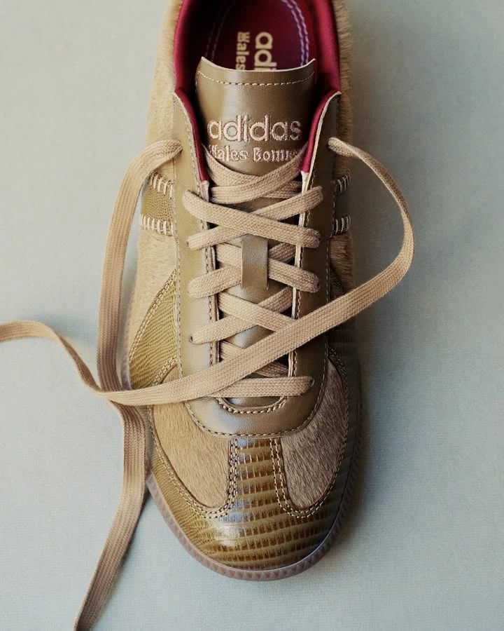 올가을 운동화 이 중에 골라봐👍🏻👟
아디다스 오리지널스와 웨일스 보너가 2026 FW 협업 컬렉션을 공개했습니다. 1980년대 런던 문화에서 영감을 받아 스포츠 헤리티지와 럭셔리 감성을 결합했는데요. 악어가죽 패턴의 ‘WB 카린타’와 ‘WB 가젤’, 스웨이드 소재의 ‘아디제로 아디오스’, 포니 헤어 스니커즈를 비롯해 레더 블루종과 트랙수트 등 클래식 스포츠웨어를 새롭게 재해석했습니다. 해당 컬렉션은 웨일스 보너 공식 온라인 스토어, 아디다스 CONFIRMED 앱, 아디다스 공식 웹사이트 및 일부 지정 매장에서 구매할 수 있습니다. 이미지2