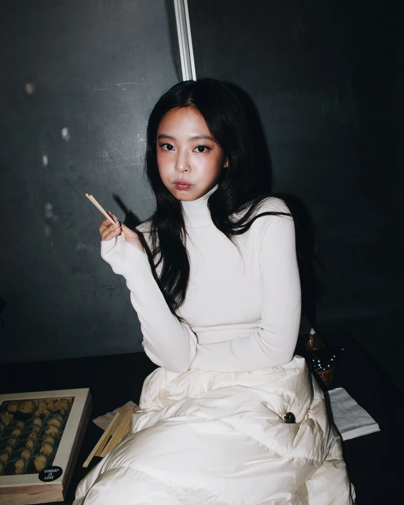 올겨울 제니가 말하는 패딩룩🖤🤍
몽클레르 리/아이콘 캠페인 컷부터 촬영 비하인드까지
제니가 몽클레르 리/아이콘 캠페인 컷과 촬영 비하인드 일부를 공개했어요. 캠페인에선 블랙 카라코룸 재킷과 카라멜 팁 질레를, 비하인드에선 아이보리 립 니트 후드에 화이트 다운을 끌어안은 올화이트 룩을 보여줬죠.
이번 캠페인은 셰어, 그레이스 존스와 함께 '개척자(Pioneers)'를 테마로 가브리엘 모지스가 촬영했습니다.
• 몽클레르 리/아이콘 카라코룸 재킷(블랙)
• 몽클레르 리/아이콘 팁 질레(카라멜) 이미지1