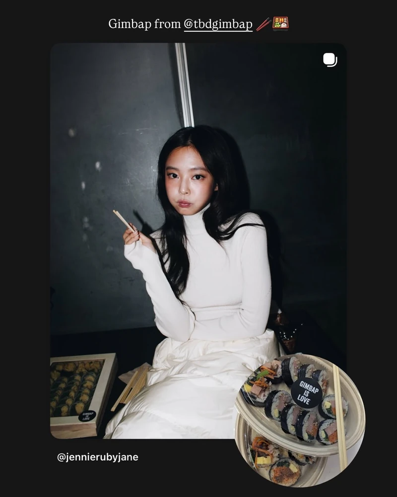 제니 손에 들린 미슐랭 김밥🍙🇰🇷
제니가 고른 김밥, 그냥 김밥이 아니었습니다🔥
제니 인증한 뉴욕 'TBD 김밥'…미쉐린 2스타 셰프가 만든 한국 김밥 입니다. 상자마다 'GIMBAP IS LOVE' 스티커가 붙어 있어요.
TBD 김밥은 셰프 이지한(Jihan Lee)이 올해 3월 뉴욕 웨스트빌리지에 연 김밥 팝업입니다. 그는 미쉐린 2스타 스시집 '마사(Masa)'에서 일했고, 2019년 핸드롤 바 '나미노리'를 열었습니다.
뉴욕타임스와 미국 음식 매체 이터(Eater)도 이 가게를 소개했습니다. 이터는 "김밥은 스시가 아니다"라며 김밥이 주목받을 때가 왔다고 짚었습니다. 팝업은 최근 문을 닫았고, 가게 측은 2027년 더 큰 매장을 예고했습니다.
🍙 TBD 김밥 시그니처 메뉴:
· 소고기 불고기
· 매운 돼지고기
· 참치마요
· 간장마늘 두부
· 캐럿 인페르노(매운 당근) 이미지1