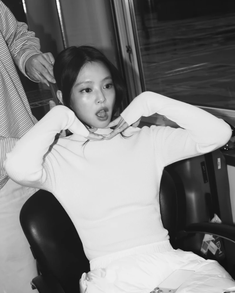제니가 직접 공개한 몽클레르 캠페인 비하인드❤️👀
몽클레르 아카이브 디자인을 재해석한 '리아이콘(Re/Icons)' 글로벌 캠페인의 아이콘 제니. 그녀가 직접 풀어준 온앤오프 모먼트의 화보 미공개컷을 만나보세요! 이미지1