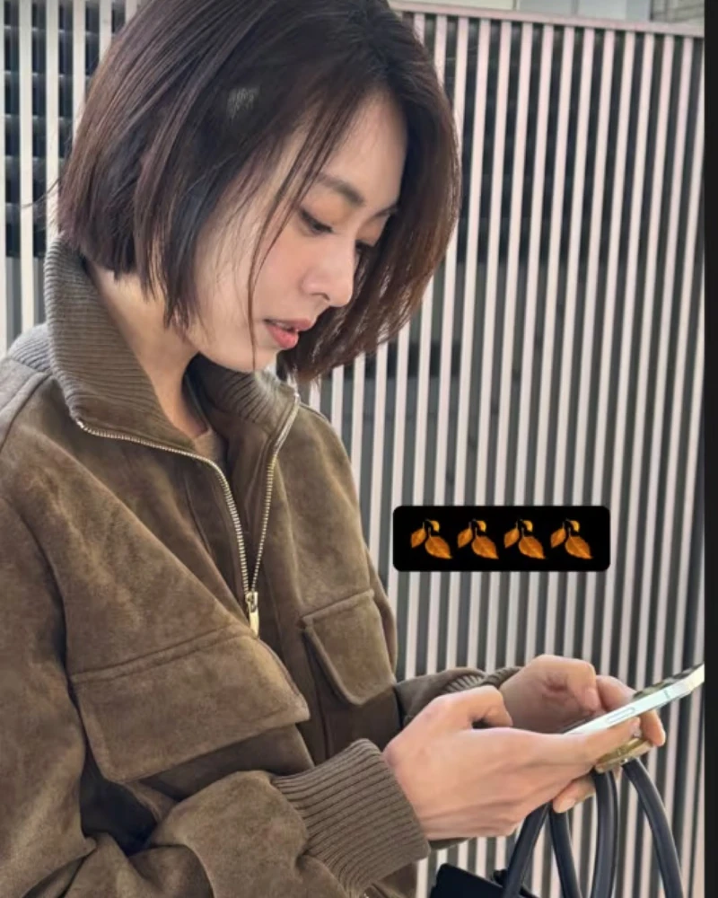 브라운 스웨이드 봄버에 칼단발🤎
연희언니 가을 아우터💛🖤자라 스웨이드 봄버 재킷
단발로 변신한 이연희가 고른 가을 아우터는 자라 '페이크 스웨이드 봄버 재킷'이에요. 브라운 스웨이드 질감의 하이넥 봄버에 짧은 단발을 매치해, 캐주얼하면서도 단정한 가을 룩을 연출했죠.
앞판엔 플랩 패치 포켓을 달고, 목과 소매·밑단은 골지로 마감했습니다. 가격은 8만 원대로, 컬러는 브라운과 샌드 두 가지예요.
• 자라 페이크 스웨이드 봄버 재킷 - 브라운 / 샌드, 8만 원대 이미지1