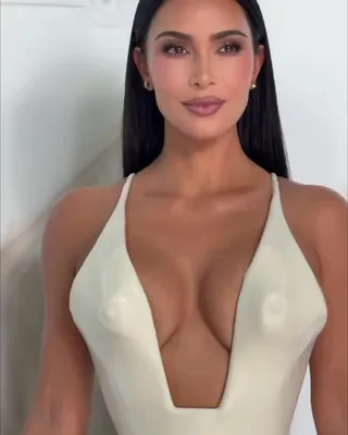 스킴스를 스키아파렐리가 했다🤍 이미지