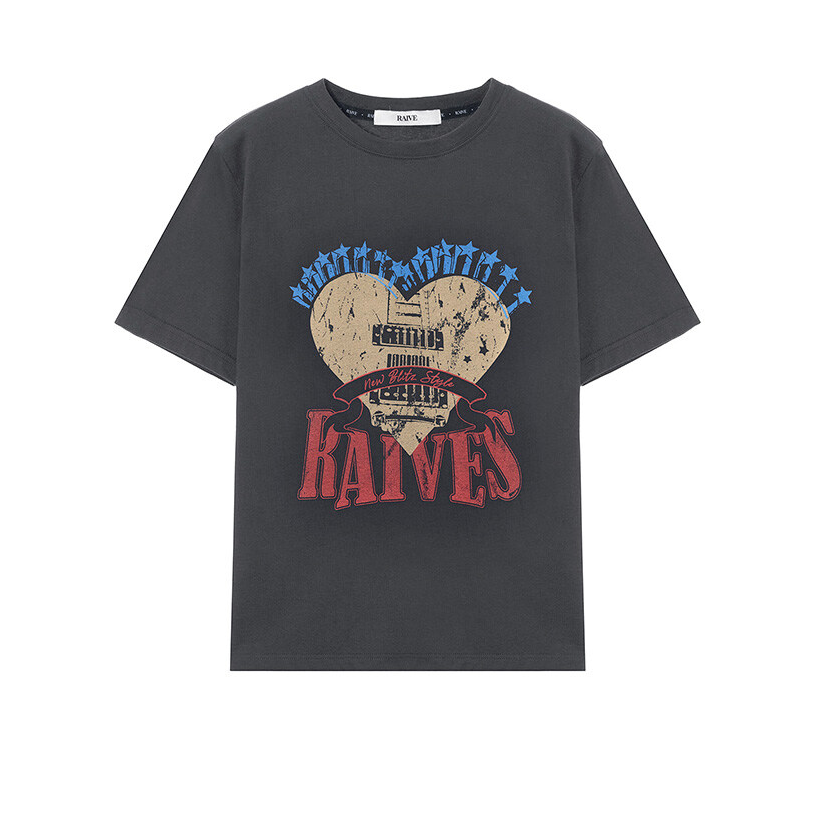 레이브의 오리지널 아트워크 프린트 티셔츠입니다. 레트로한 모티브와 컬러감으로 빈티지한 무드를 느낄 수 있습니다. 다양하게 스타일링할 수 있도록 3가지 사이즈로 제작되었습니다. 이미지