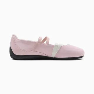 발레와 레이싱의 세계를 융합한 Speedcat Ballet는 PUMA 아카이브 발레 플랫에서 영감을 받아 Speedcat의 DNA와 결합한 제품이며, 우아함과 기능성을 염두에 두고 디자인되었습니다.
프리미엄 가죽으로 제작되었으며, 발을 부드럽게 고정해 주는 탄력있는 스트랩이 특징입니다. 이미지