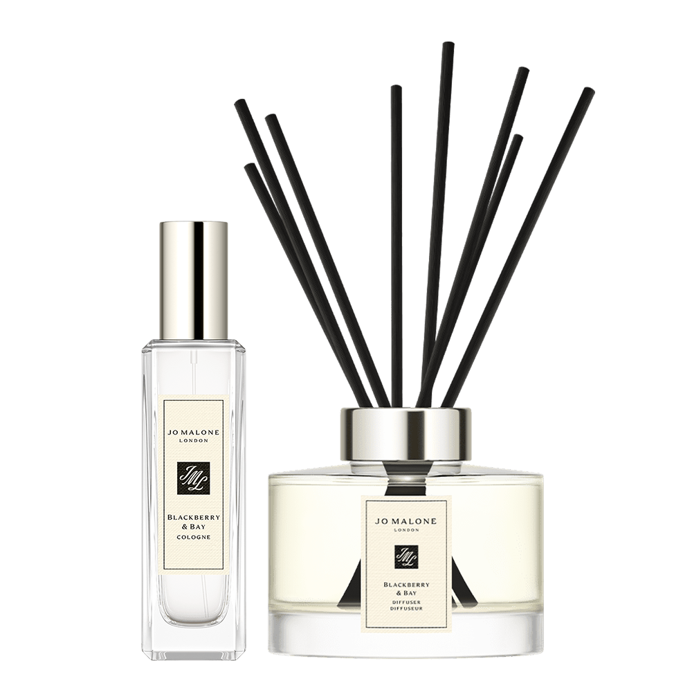 순수의 향. 블랙베리를 따던 어린 시절의 추억, 블랙베리로 물든 입술과 손. 이제 막 수확한 월계수 잎의 신선함에 톡 쏘는 블랙베리 과즙을 가미하였습니다. 코롱과 디퓨저로 생기 넘치는 향을 완성해보세요. 세트 구성: 블랙베리 앤 베이 홈 캔들 블랙베리 앤 베이 디퓨저 165ml이제 막 수확한 월계수 잎의 신선함에 톡 쏘는 블랙베리 과즙을 가미하였습니다. 이미지