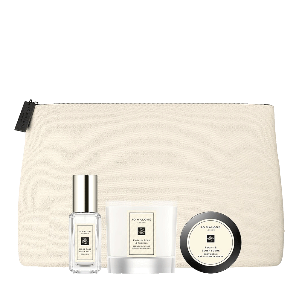 조 말론 런던의 세 가지 시그니처 센트를 여행용 사이즈로 만나보세요. 활기 넘치는 우드 세이지 앤 씨 솔트 코롱과, 풍성한 질감의 피오니 앤 블러쉬 스웨이드 바디 크림으로 피부를 가꾸고 감미로운 잉글리쉬 페어 앤 프리지아 미니어처 캔들로 분위기를 꾸며보세요. 이미지
