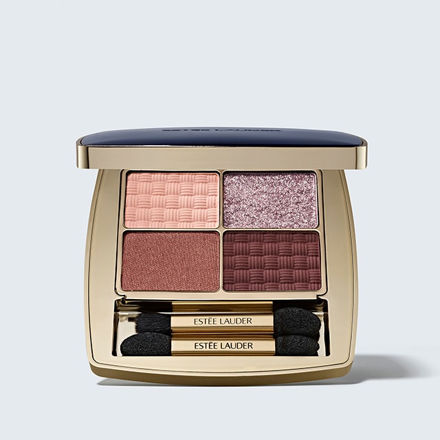 12시간 동안 주름 끼임 없이 유지되는 아이 메이크업- 호호바 오일이 함유되어 부드러운 텍스처와 편안한 사용감- 눈매를 또렷하고 생기있게 밝혀주는 4개의 컬러 조합- 한 번의 터치로도 선명하게 발색되는 가볍고 생생한 컬러함 이미지