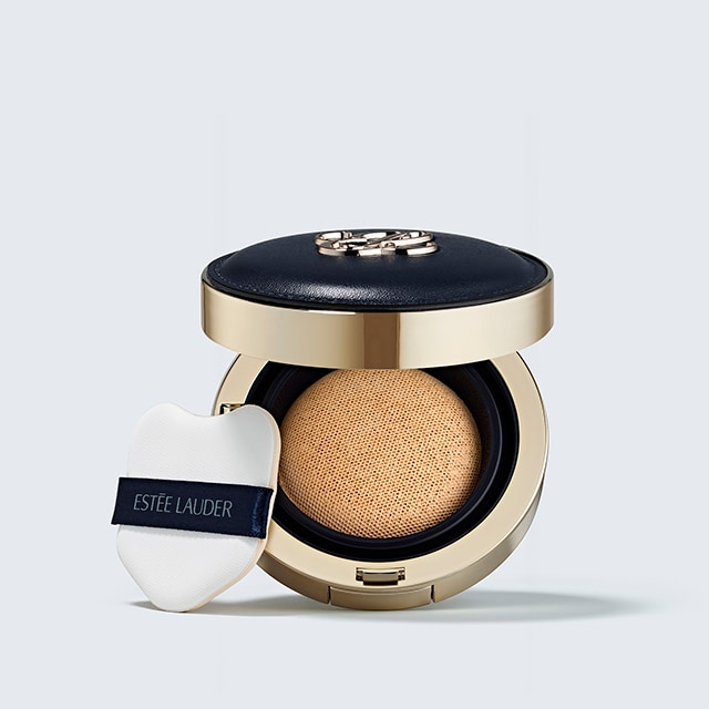 숨 쉬듯 가볍게 올라가는 초밀착 에어리 커버하루 종일 어느 각도에서나 완벽한 블러 메이크업1. 블러 필터를 쓴 듯 매끈한 피부결 표현: 마이크로 파우더 입자가 빛을 반사해 즉각적으로 모공과 피부결을 가려 베일을 쓴 듯 매끈한 피부 연출 2. 하루종일 지속되는 초밀착 메이크업: 에어 레이어링을 통해 가볍게 초밀착. 이미지