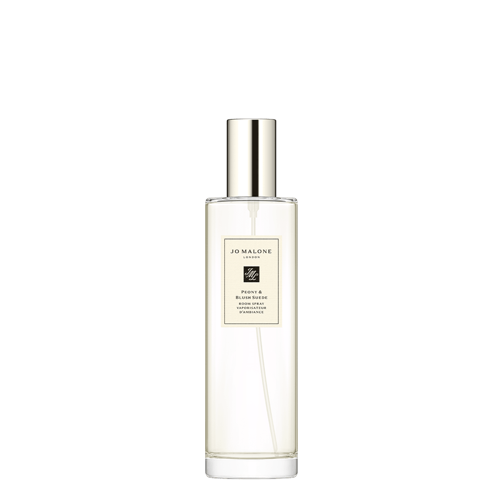 매력적으로 활짝 핀 피오니로 장식된 영국 무도회장의 화려함처럼 공간을 채워보세요. 풍성한 질감의 캔들이 불빛에 반짝입니다. Jo Malone - Peony & Blush Suede Room Spray - 100 ml 이미지