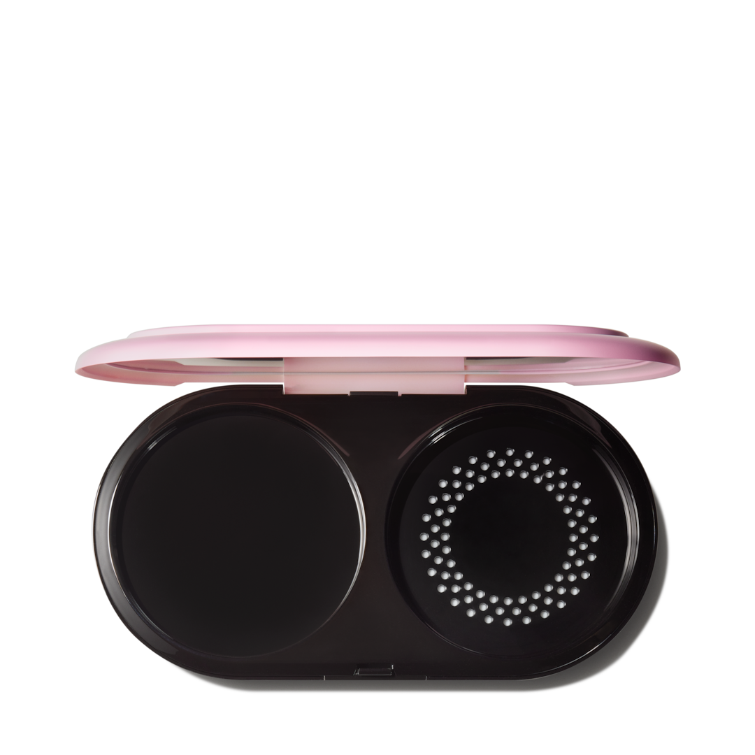 즉각적인 톤업 광채 연출과 핑크 빛 글로우를 선사하는 "핑크 톤업 시너지"맥의 대표적인 메이크업 & 스킨케어 프렌차이즈 라이트풀 C3라이트풀 C3 내추럴 실크 파우더 파운데이션 SPF15 / PA++ 을 리필하여 사용할 수 있는 엠티 컴팩트 케이스 이미지