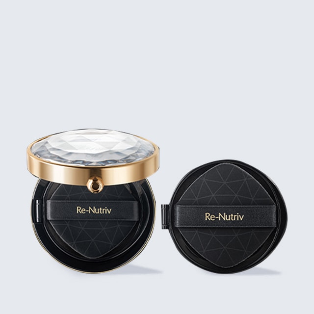 보석처럼 빛나는 럭셔리한 터치로 피부에 광채를 더해주세요.리-뉴트리브 스킨케어의 기술을 담아 새롭게 탄생한 세럼 쿠션으로 보석처럼 빛나는 피부를 연출해 보세요.수백만 개의 초 미세입자가 광채를 선사하면서 결점없는 피부를 표현해 줍니다. 이미지