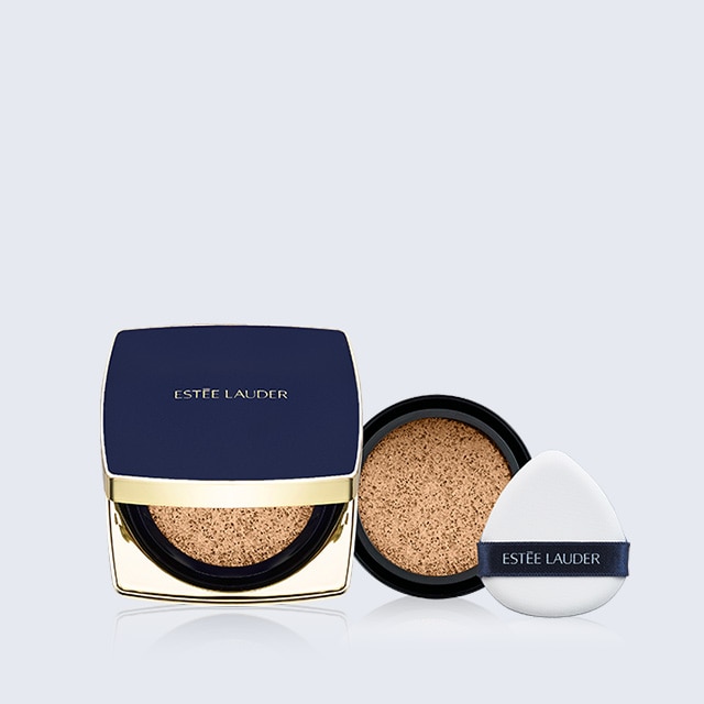 24시간 초밀착 피부 잠금더블락으로 완성되는 무결점 글로우매트 메이크업더블웨어 소프트 글로우 매트 쿠션 SPF45 / PA+++#24시간쿠션 #더블락쿠션√ 인위적이지 않은 네츄럴 매트 메이크업√ 하루종일 지속되는 밀착력과 수분감√ 답답하지 않은 숨 쉬듯 가벼운 텍스쳐√ 하이라이터를 바른 듯 고급스럽게 올라오는 글로우 이미지