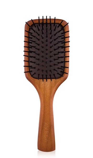 두피 트리트먼트와 모발 엉킴 방지를 위해 전문적으로 만들어진 아베다 브러시는 드라이 및 스타일링으로 인한 모발과 두피 스트레스를 완화시켜줍니다. 인바티 어드밴스드™ 리바이탈라이저와 함께 두피 마사지를 하면 더욱 좋습니다. 휴대시 편리한 미니 사이즈로 출시!두피 마사지시 자극이 되지 않도록 공기 펌프 역할을 위해 솔기가 하나 빠져있는 것이 정상입니다. 이미지