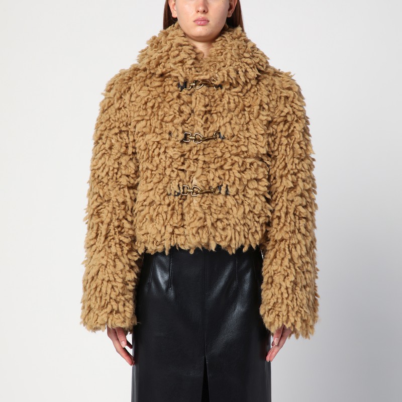 버버리의 베이지색 울 블렌드 짧은 자켓은 긴 소매와 스냅 후크로 앞부분을 고정하는 것이 특징입니다. 이미지