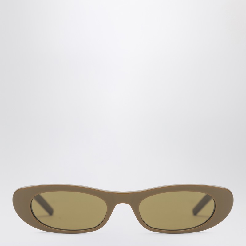 생 로랑의 베이지색 아세테이트 선글라스는 고양이 눈 모양 프레임, 100% UVA/UVB 차단 렌즈, 관자놀이에 로고가 특징입니다. 이미지